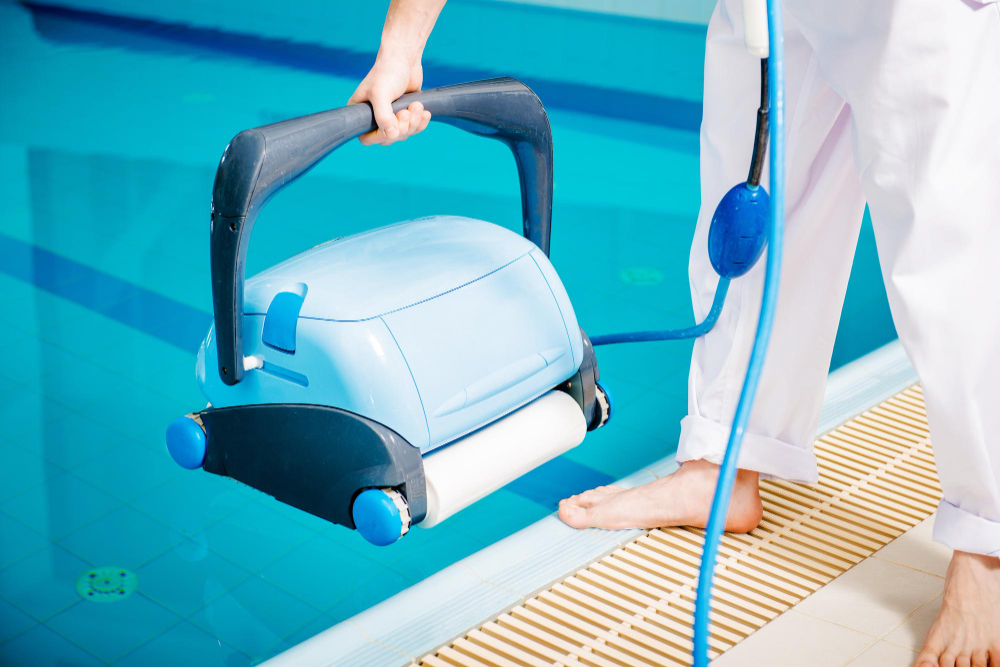 How to Vacuum a Pool Manually